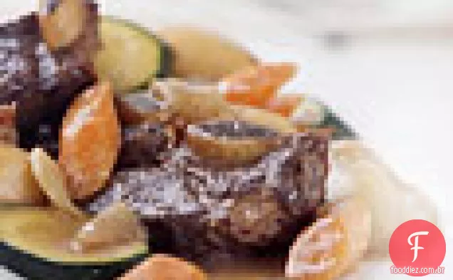 Vinho tinto-costelas curtas refogadas com legumes