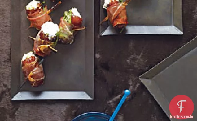 Datas com queijo de cabra embrulhado em Prosciutto