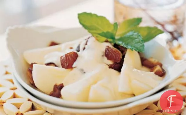 Peras e tâmaras com iogurte de baunilha e laranja