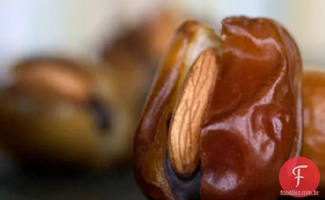 Datas Cheias De Creme De Chocolate E Amêndoas