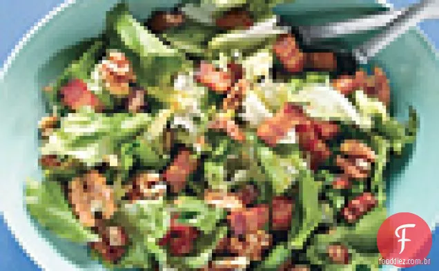 Escarole com Bacon, tâmaras e vinagrete de noz quente