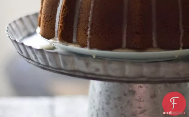 Bolo Bundt De Data Com Esmalte De Cravo De Mel