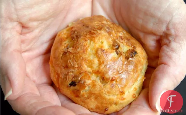 Cheddar Gougères Com Tâmaras E Pinhões