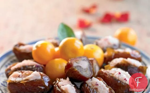 datas de medjool com pasta de amêndoa rosa e tangerinas