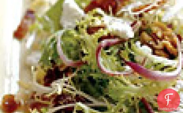 Salada Frisée com Bacon, tâmaras e cebola roxa