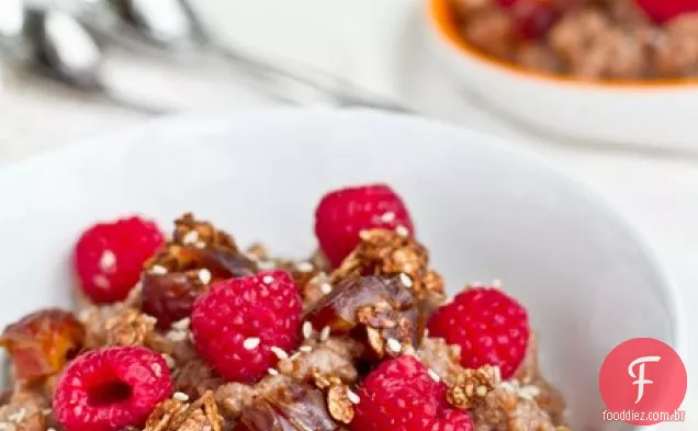 Mingau De Espelta Com Granola, Tâmaras E Framboesas