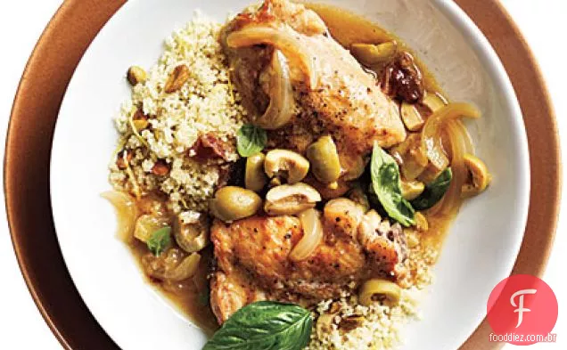 Frango com tâmaras, azeitonas e canela