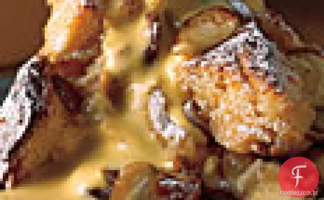 Tâmara Pegajosa E Pudim De Pão De Amêndoa Com Amaretto Zabaglione