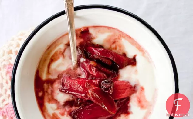 Ruibarbo escalfado Royale seis ingredientes (e sal)