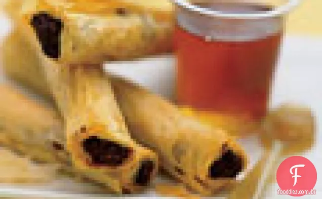 Data e noz Phyllo rola com iogurte grego e mel