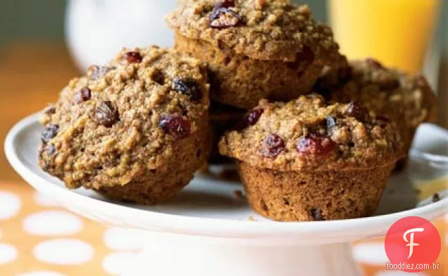Trigo integral, aveia e muffins de passas