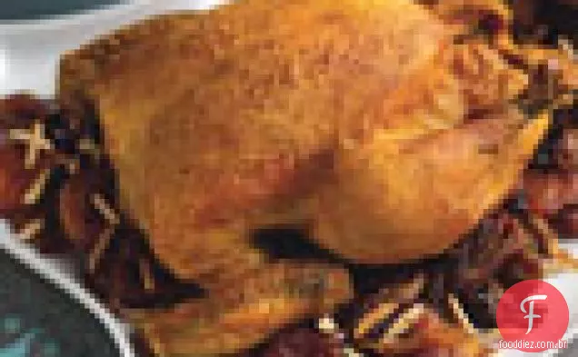 Frango assado com frutas secas e amêndoas