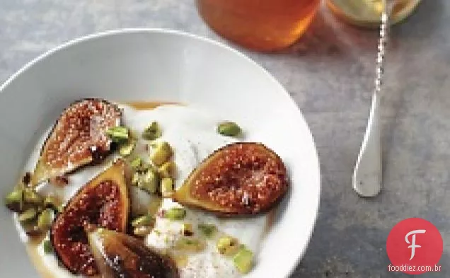 Figos caramelizados com mel e iogurte