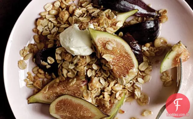 Figos bêbados com Granola de pimenta preta
