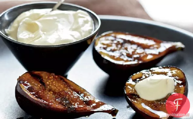 Figos frescos caramelizados com creme doce