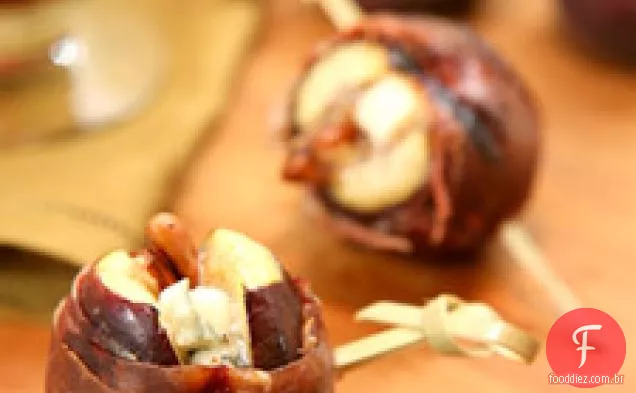 Figos grelhados envoltos em Prosciutto com queijo azul e nozes