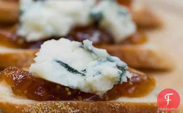 Queijo Azul E Crostini De Geléia De Figo