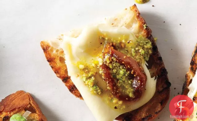 Óleo De Figo Em Conserva, Robiola E Pistache Crostini