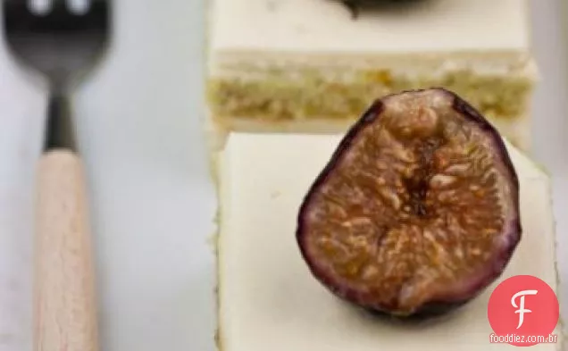 Bolo de Mascarpone de pistache com figos torrados