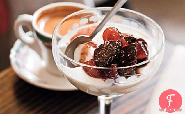 Leitelho Panna Cotta Com Figos Escalfados Com Zinfandel