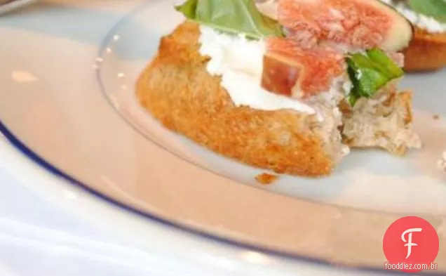 Figo, Queijo De Cabra E Prosciutto Crostini