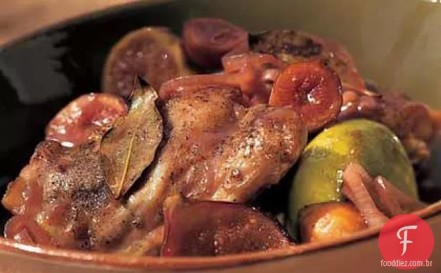 Coxas de frango assadas com figos e folhas de louro