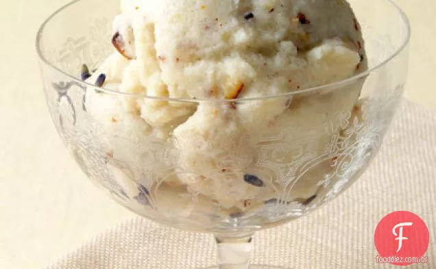 Sorvete de lavanda e amêndoa torrada com figos quentes