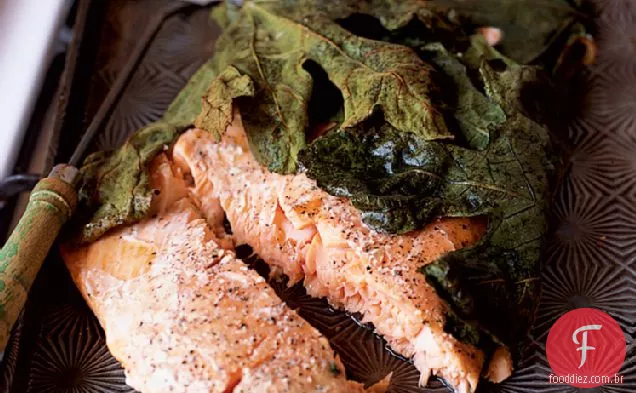 Filé de salmão assado em folhas de figo com batatas Garlicky