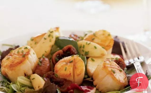 Vieiras grelhadas com figos escalfados e salada de maçã