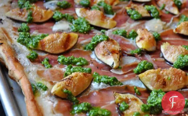Prosciutto, figos e Gorgonzola Pizza com rúcula Pesto