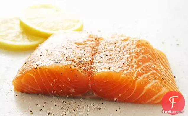 Salmão e batatas assadas em folhas de figo com salada de figo fresco