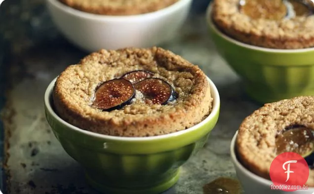 Pudins de noz auto-saucing caramelo