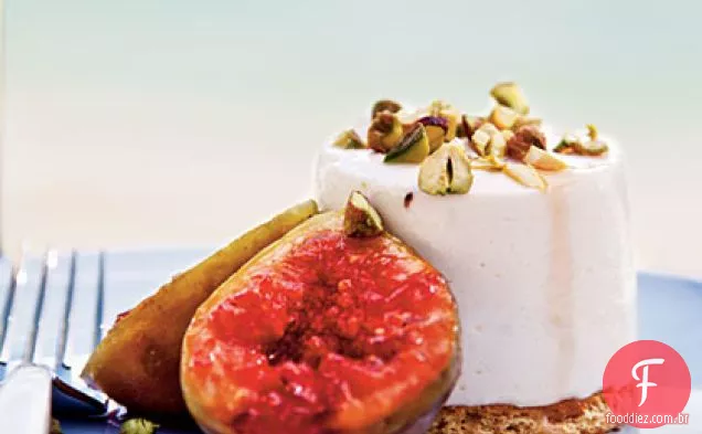 Cheesecakes de iogurte de leite de ovelha com figos grelhados e pistache