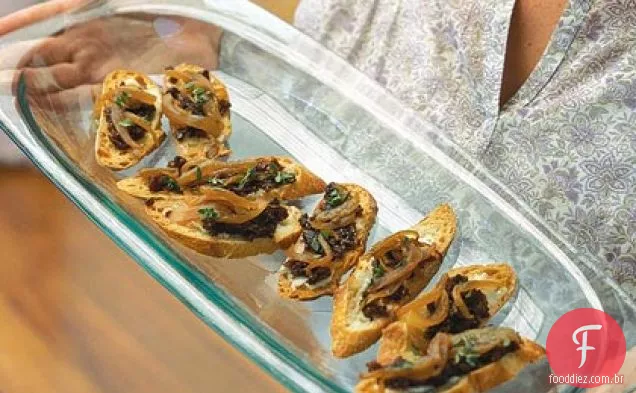 Crostini com gorgonzola, cebola caramelizada e geléia de Figo