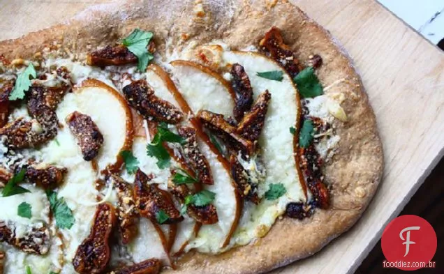 Pizza branca com peras doces e figos vitrificados balsâmicos