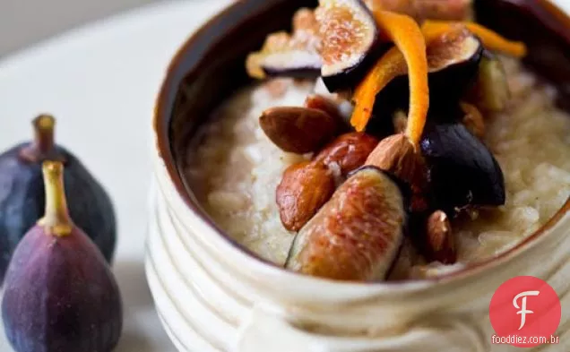 Mingau de café da manhã de amêndoa Arborio com figos escalfados 