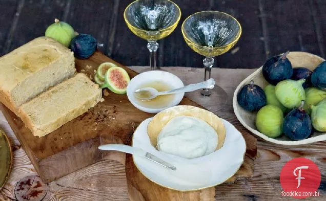 Bolo polenta Pound com Mascarpone e alecrim