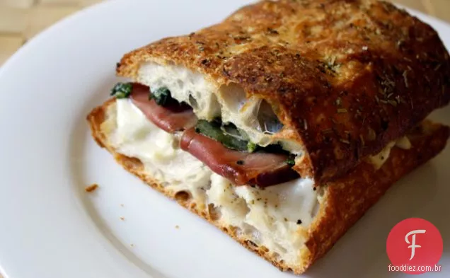 Jantar esta noite: Figo quente, mussarela e Sanduíche Prosciutto