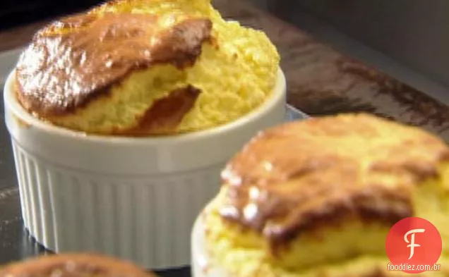 Suflê de queijo azul com figos frescos e mel