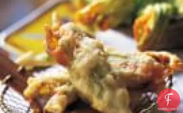 Flores de abobrinha recheadas fritas (fiori Di Zucca Fritti)