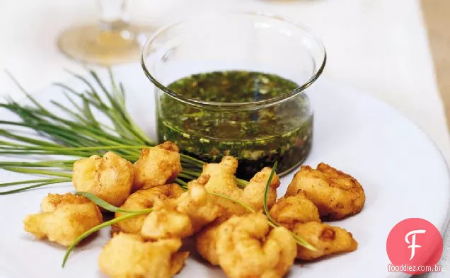 Camarão frito crocante com molho de ervas verdes