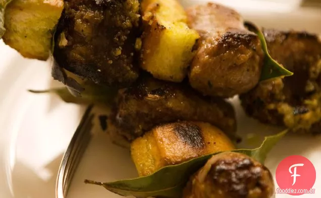 Salsicha, pão e fígado de frango Spiedini