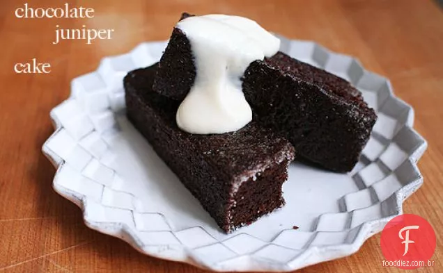 Bolo de chocolate-zimbro com geléia de leite creme azedo