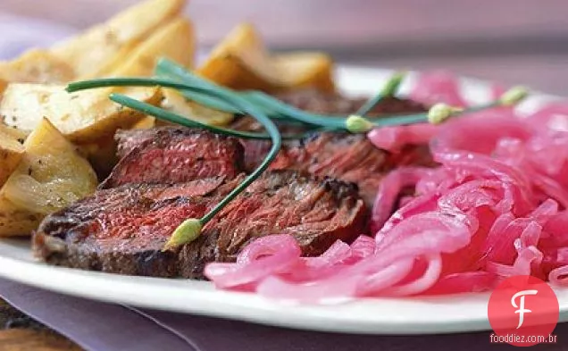 Bife esfregado com chalota com batatas assadas e cebolas em conserva