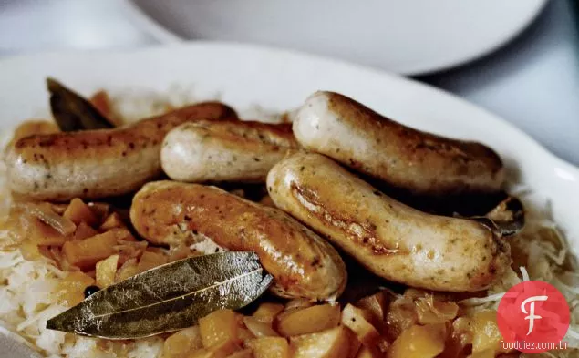 Salsichas alemãs salteadas com Bacon e chucrute de maçã