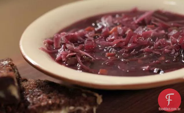 Sopa de repolho vermelho agridoce de estilo alemão