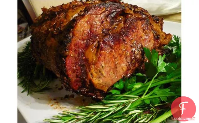 Assado de costela em pé com crosta de ervas e sal