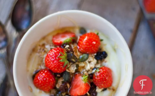 Morangos Com Granola Caseira, Mel E Iogurte