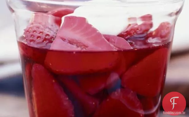 Morangos Merlot com creme de baunilha