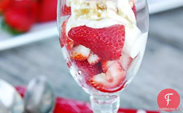 Morangos Com Molho De Creme De Bordo